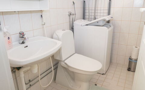 Purnukylä 4: Armatur, Badezimmer, Toilleten Sitz, Toilette, Sinken, Bad Sink, Flooring, Fussboden, Installation, Zapfhahn
