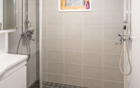 Purnukylä 4: Badezimmer, Flooring, Armatur, Fussboden, Wand, Interior Design, Toilette, Installation, Dusche, Fliese