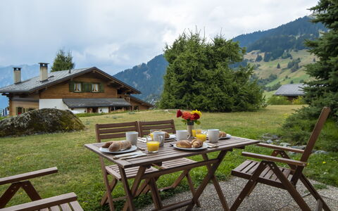 Baroudeur B04: Himmel, Wolke, Pflanze, Tabelle, Möbel, Berg, Natur, Tisch Im Freien, Baum, Gartenmöbel