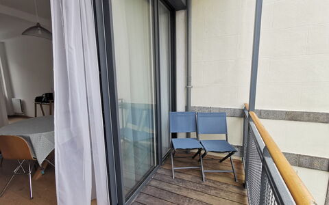 Villa Terre Neuve: Möbel, Gebäude, Holz, Stuhl, Schatten, Haus, Komfort, Flooring, Fussboden, Hartholz