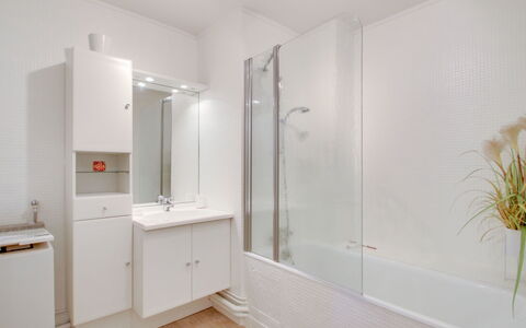 Port Blanc: Gebäude, Spiegel, Armatur, Sinken, Haus, Badezimmer, Holz, Interior Design, Zapfhahn