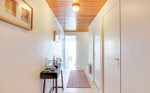 Port Blanc: Eigentum, Zimmer, Decke, Gebäude, Gelb, Haus, Interior Design, Grundeigentum, Wand, Die Architektur