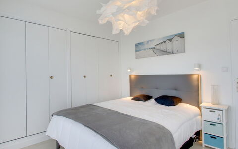 Port Blanc: Möbel, Eigentum, Gebäude, Cabinetry, Komfort, Holz, Bettrahmen, Interior Design, Bett