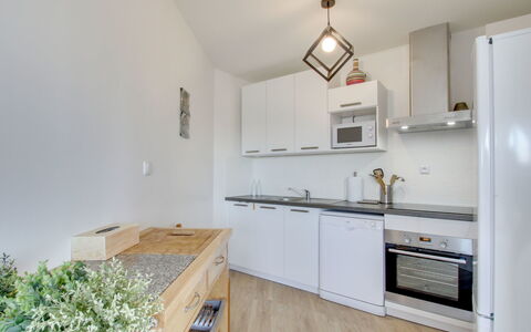 Port Blanc: Cabinetry, Countertop, Sinken, Herd, Zapfhahn, Holz, Interior Design, Küche, Zimmerpflanze, Fussboden