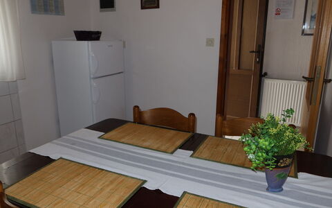 Vir 119: Pflanze, Tabelle, Eigentum, Blumentopf, Holz, Cabinetry, Komfort, Tür, Interior Design, Fussboden
