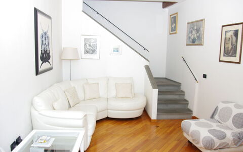 Gli Artisti: Möbel, Zimmer, Eigentum, Wohnzimmer, Treppe, Fussboden, Interior Design, Couch, Schlafsofa, Gebäude