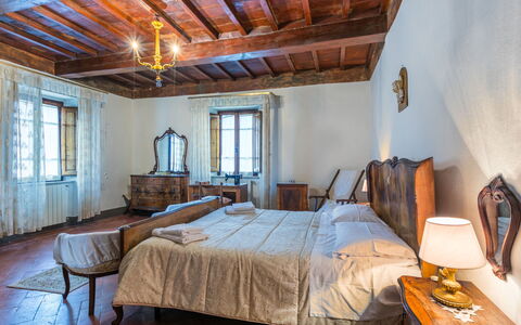 La Terrazza: Möbel, Schlafzimmer, Bett, Bettrahmen, Decke, Bettdecke, Zuhause, Bedding, Fussboden, Zimmer