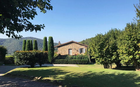 Compignano Barn: Eigentum, Zuhause, Haus, Estate, Baum, Natürliche Landschaft, Grundeigentum, Himmel, Grundstueck, Rasen