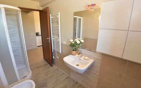 Ai Salici: Badezimmer, Eigentum, Zimmer, Fliese, Fussboden, Gebäude, Toilette, Interior Design, Grundeigentum, Armatur