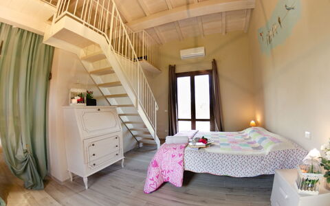 Ai Salici: Schlafzimmer, Zimmer, Bett, Möbel, Eigentum, Interior Design, Decke, Gebäude, Bettdecke, Haus