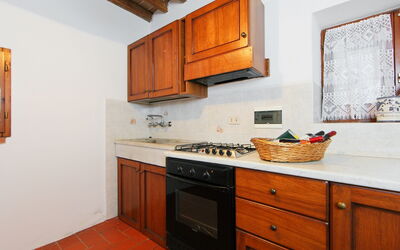 Castellare 820.5: Eigentum, Countertop, Zimmer, Möbel, Küche, Cabinetry, Gebäude, Haus, Herd, Interior Design