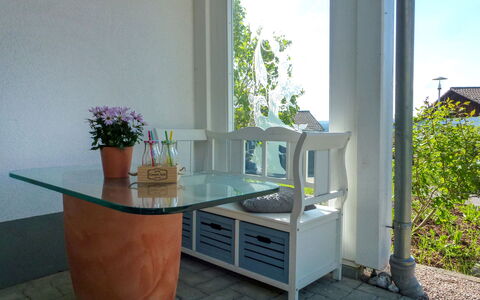 Nest: Pflanze, Eigentum, Blume, Fenster, Blumentopf, Zimmerpflanze, Tabelle, Holz, Rechteck, Interior Design