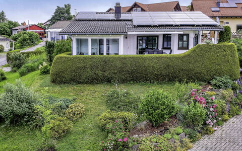 Nest: Pflanze, Eigentum, Gebäude, Himmel, Pflanzengemeinschaft, Fenster, Blume, Grundstueck, Vegetation, Gras