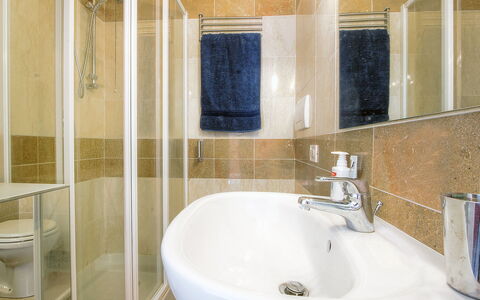 Suite 48: Badezimmer, Eigentum, Zimmer, Fliese, Zapfhahn, Badewanne, Wand, Interior Design, Fussboden, Armatur