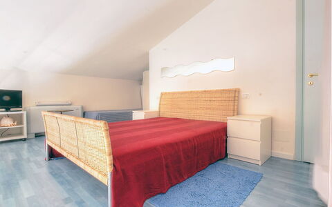 Suite 48: Schlafzimmer, Möbel, Bett, Zimmer, Eigentum, Interior Design, Bettdecke, Wand, Fussboden, Bedding