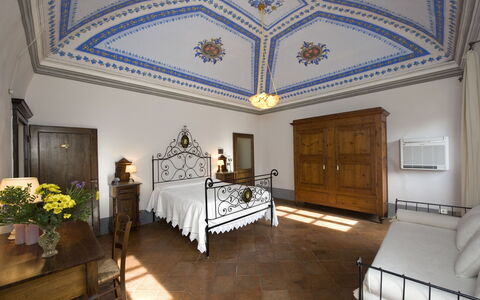 Villa Dorella Di Montaperti: Zimmer, Eigentum, Gebäude, Möbel, Interior Design, Decke, Schlafzimmer, Haus, Grundeigentum, Fussboden