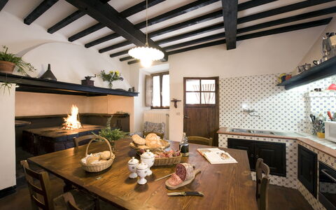 Villa Dorella Di Montaperti: Zimmer, Interior Design, Eigentum, Gebäude, Decke, Haus, Countertop, Möbel, Dachgeschoss, Küche