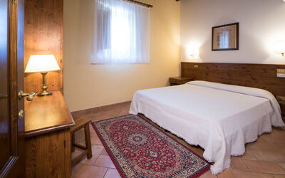 Suite 201: Zimmer, Bett, Schlafzimmer, Möbel, Bettdecke, Eigentum, Bettrahmen, Matratze, Gebäude, Fussboden