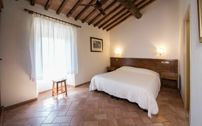 Camera 202A: Schlafzimmer, Zimmer, Eigentum, Möbel, Bett, Bettdecke, Gebäude, Fussboden, Interior Design, Grundeigentum