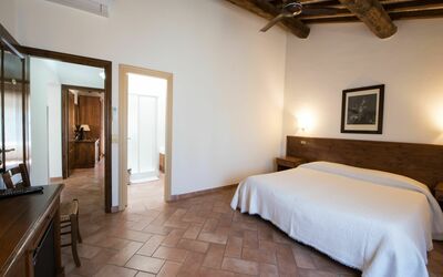 Camera 202B: Schlafzimmer, Zimmer, Möbel, Bett, Eigentum, Gebäude, Bettdecke, Interior Design, Fussboden, Decke