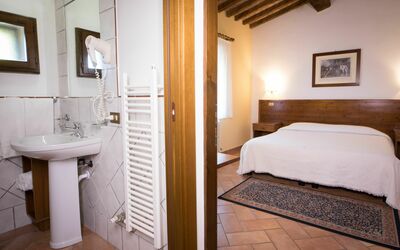 Suite 207: Zimmer, Bett, Schlafzimmer, Möbel, Eigentum, Gebäude, Suite, Bettdecke, Interior Design, Badezimmer
