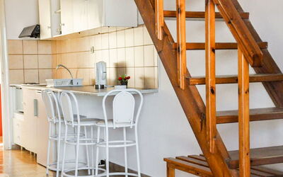 Koskinas Maisonette 1.2: Treppe, Möbel, Zimmer, Eigentum, Leiter, Tabelle, Interior Design, Holz, Fussboden, Gebäude
