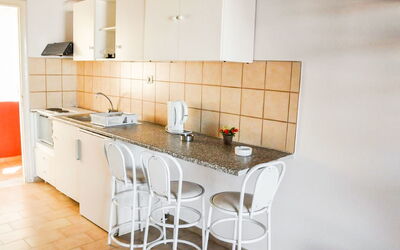 Koskinas Studio 1.1: Möbel, Countertop, Zimmer, Küche, Eigentum, Interior Design, Cabinetry, Gebäude, Fussboden, Haus