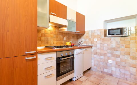 Poli Murvu: Eigentum, Zimmer, Küche, Cabinetry, Möbel, Countertop, Haus, Gebäude, Interior Design, Fussboden