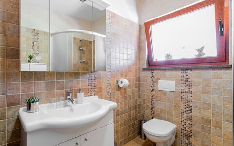 Poli Murvu: Braun, Spiegel, Armatur, Zapfhahn, Sinken, Eigentum, Bad Sink, Lila, Badezimmer, Interior Design