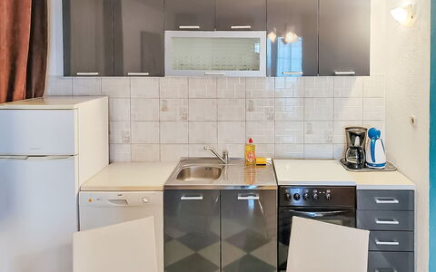 Beba: Cabinetry, Countertop, Eigentum, Gebäude, Spüle, Sinken, Zapfhahn, Küchengerät, Herd, Küche