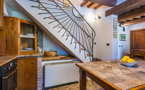 Casale Fonte: Möbel, Cabinetry, Tabelle, Gebäude, Holz, Küche, Interior Design, Flooring, Fussboden, Holzbeize