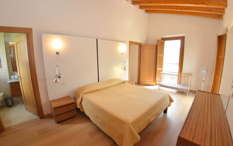 Il Sogno Tra i Vigneti: Bett, Schlafzimmer, Zimmer, Möbel, Eigentum, Gebäude, Fussboden, Interior Design, Bettrahmen, Bettdecke