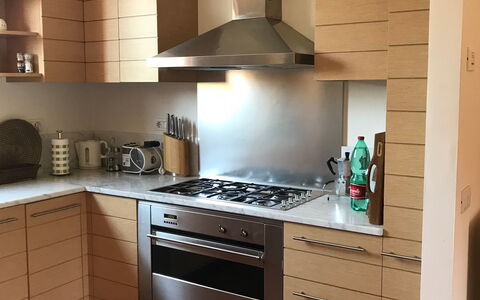 Il Sogno Tra i Vigneti: Countertop, Möbel, Cabinetry, Herd, Zimmer, Küche, Eigentum, Interior Design, Fussboden, Major Appliance