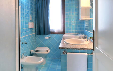 Giuly: Zapfhahn, Armatur, Sinken, Eigentum, Bad Sink, Spiegel, Lila, Badezimmer, Azurblau, Interior Design