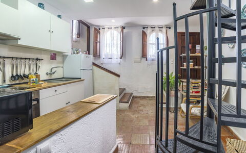Cueva de Lindaraja: Eigentum, Gebäude, Zimmer, Interior Design, Möbel, Haus, Zuhause, Grundeigentum, Countertop, Fussboden