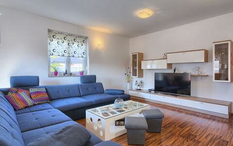 Paus: Couch, Bilderrahmen, Eigentum, Möbel, Wohnzimmer, Interior Design, Studio Couch, Tabelle, Fussboden, Wand