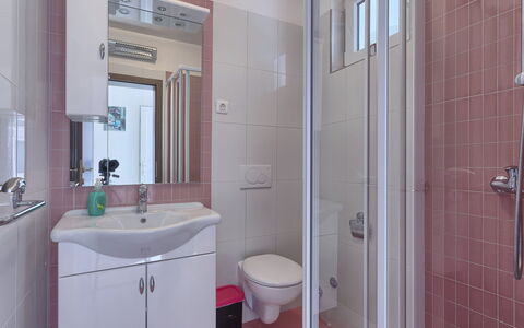 Paus: Spiegel, Armatur, Sinken, Zapfhahn, Eigentum, Bad Sink, Badezimmerschrank, Lila, Badezimmer, Gebäude