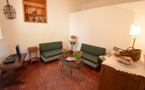 Collina Lagomare: Zimmer, Eigentum, Wohnzimmer, Möbel, Interior Design, Fussboden, Gebäude, Haus, Grundeigentum, Tabelle