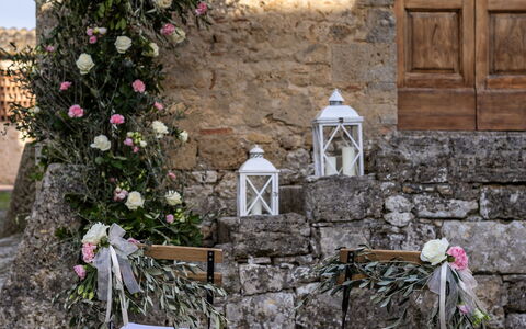 Antico Borgo San Lorenzo - Weddings And Events: Pflanze, Möbel, Eigentum, Blume, Gebäude, Tabelle, Tür, Fenster, Stuhl, Blumentopf