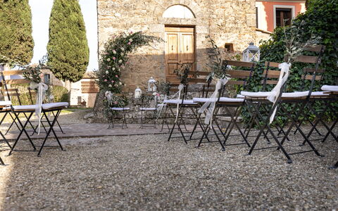 Antico Borgo San Lorenzo - Weddings And Events: Pflanze, Möbel, Tabelle, Fenster, Tisch Im Freien, Gebäude, Gartenmöbel, Stuhl, Gras, Außenbank