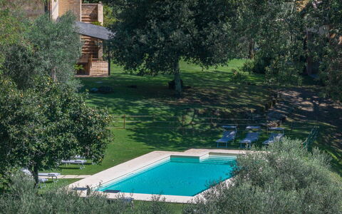 Castello D'Ombrone: Wasser, Pflanze, Gebäude, Schwimmbad, Baum, Fenster, Natürliche Landschaft, Schatten, Gras, Strauch