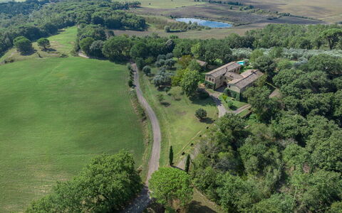 Castello D'Ombrone: Pflanze, Ökoregion, Natürliche Landschaft, Natürlichen Umgebung, Grundstueck, Gebäude, Baum, Hochland, Urban Design, Gras