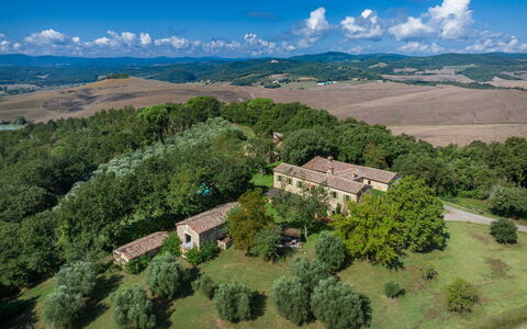 Castello D'Ombrone: Wolke, Himmel, Pflanze, Gebäude, Natürliche Landschaft, Baum, Hochland, Haus, Grundstueck, Wiese