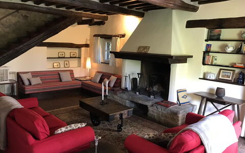 Villa Del Castagno: Wohnzimmer, Zimmer, Interior Design, Eigentum, Möbel, Gebäude, Haus, Dachgeschoss, Tabelle, Decke