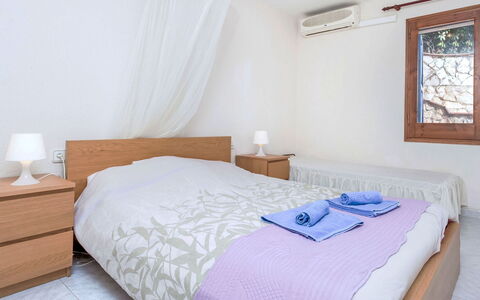 La Teulada: Bett, Schlafzimmer, Möbel, Interior Design, Fussboden, Holz, Flooring, Bettdecke, Bedding, Linens