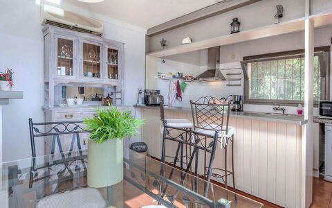 La Teulada: Möbel, Küche, Interior Design, Küchengerät, Flooring, Countertop, Major Appliance, Holz, Cabinetry, Fussboden