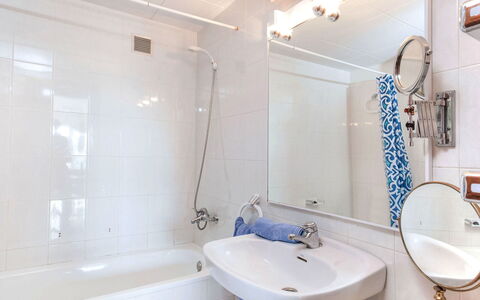 La Teulada: Badezimmer, Armatur, Bad Sink, Sinken, Flooring, Interior Design, Zapfhahn, Badewanne, Installation, Fussboden