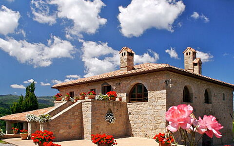 Podere dei Venti: Himmel, Wolke, Gebäude, Haus, Blume, Die Architektur, Ländliches Gebiet, Sommer, Pflanze, Tourismus