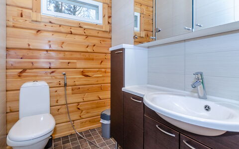 Kolin Mesikämmen: Armatur, Badezimmer, Bad Sink, Flooring, Holz, Sinken, Fussboden, Toilette, Zapfhahn, Badezimmerschrank