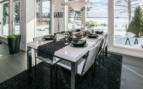 Villa Kaivopuisto: Möbel, Interior Design, Stuhl, Tabelle, Decke, Küche & Esszimmer Tisch, Leuchter, Light Fixture, Esszimmer, Glas